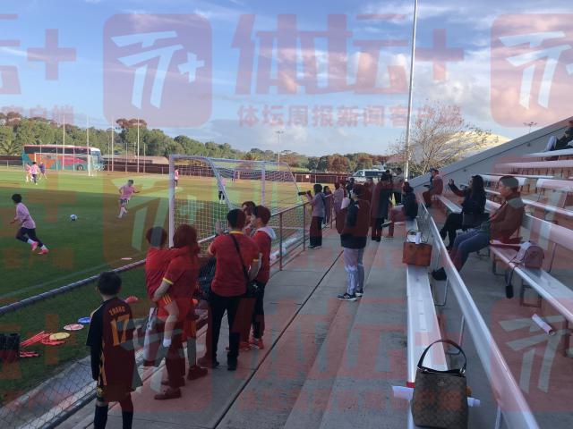 kaiyun.com-女足训练开放日受球迷追捧 王霜亲切签名与互动