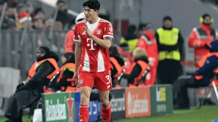 kaiyun.com-金玟哉赛后向队友致歉，球迷掌声回应红牌争议|图片报|比赛判罚|圣吉|罗斯|道歉_新浪体育_新浪新闻