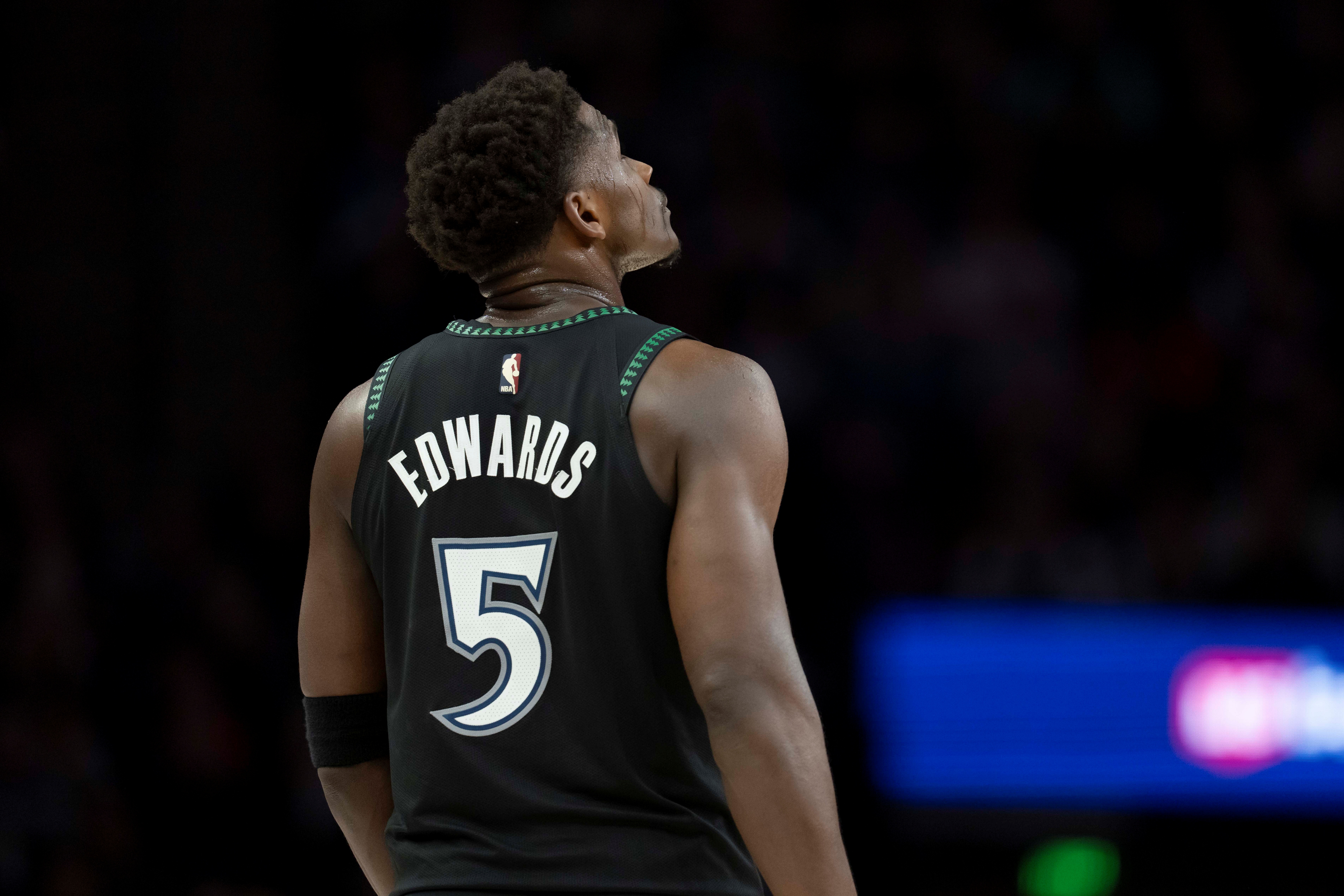 开云app-铁麻了！爱德华兹15中2&amp;三分10中1&amp;罚球10中9 仅得14分4助攻