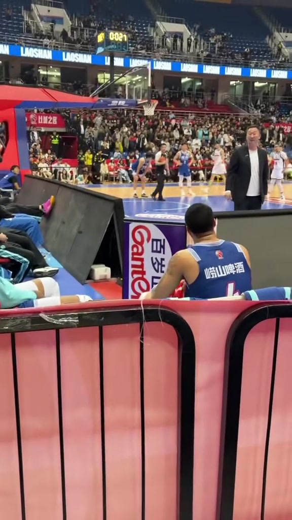 开云体育下载-刘维伟指着被换下场的韦瑟斯庞怒骂：去你X的 干死你个BYD